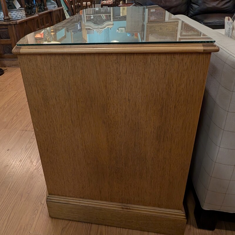 Vintage Bassett Writing, GlassTop, 8 Drawer
46 x 23 x 30h