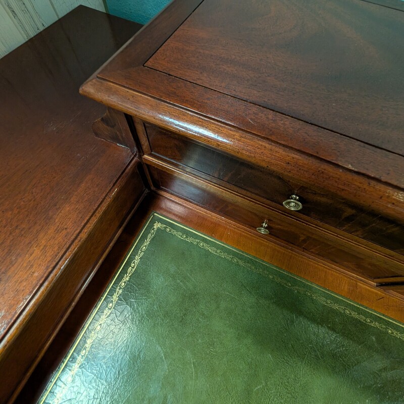 Hekman Copley, Green Leather Top, Multi Drawer
48 x 24 x 37h