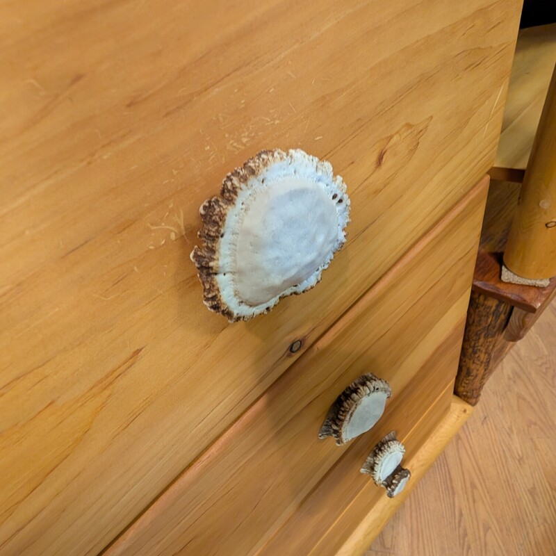 Rustic Log W/Antler Pulls, Light Stain, 5 Drawer
39 x 23 x 41h
