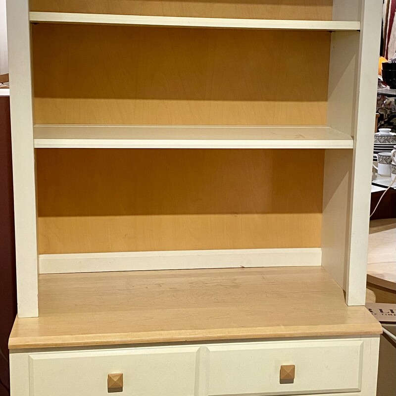 Dresser with Hutch Ethan Allen, Cream, Size: 32x18x79
American Dimensions