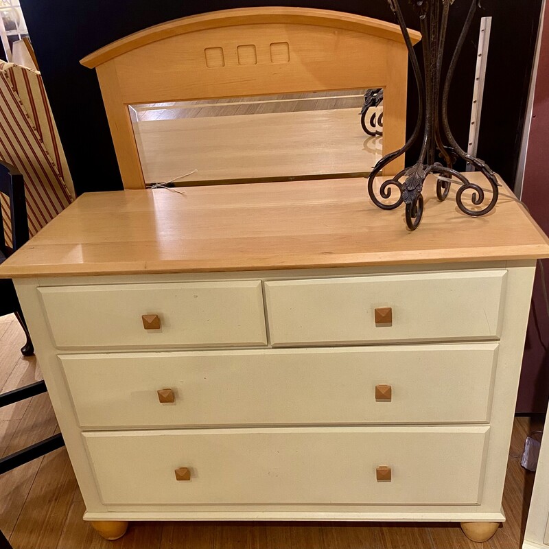 Dresser with Mirror Ethan Allen, Cream, American Dimensions
Dresser Size: 42x19x32, Mirror Size 31x46