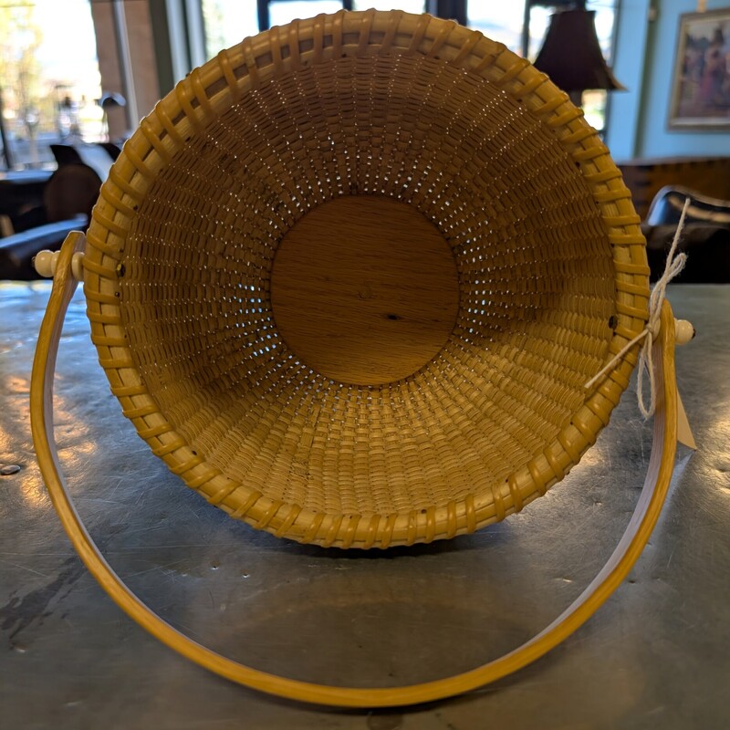 Nantucket Lightship Basket, Bone Knobs<br />
Made by Eleanor Baird<br />
9.5 Round<br />
5in height- 10in h with handle