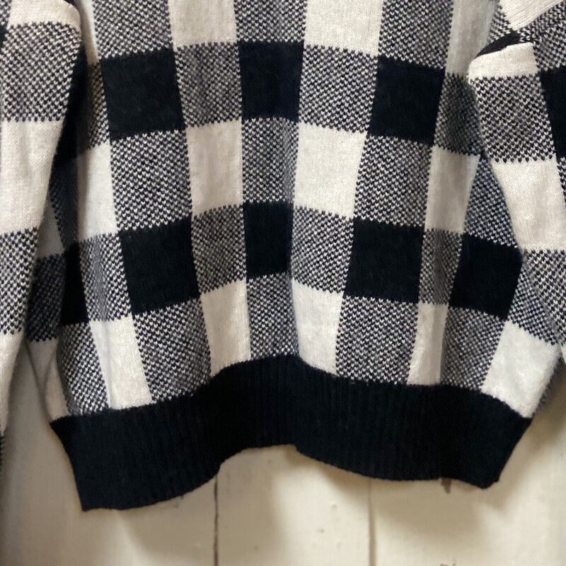 Bk/W Chck Wool Sweater<br />
Blk/W<br />
Size: XL R $155