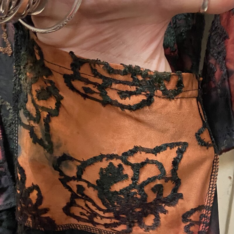 Blk/O/G Flrl Cowl Top<br />
Blk/O/G<br />
Size: 2X R$99