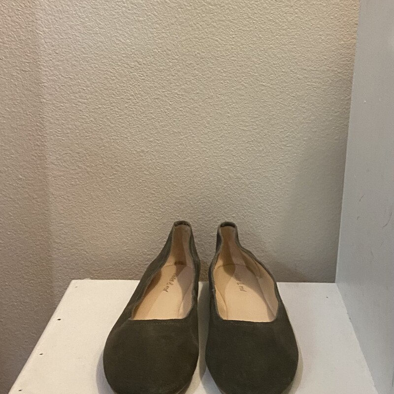 EUC Gn Suede Flat<br />
Green<br />
Size: 7.5 R$79
