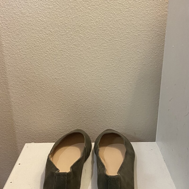 EUC Gn Suede Flat<br />
Green<br />
Size: 7.5 R$79