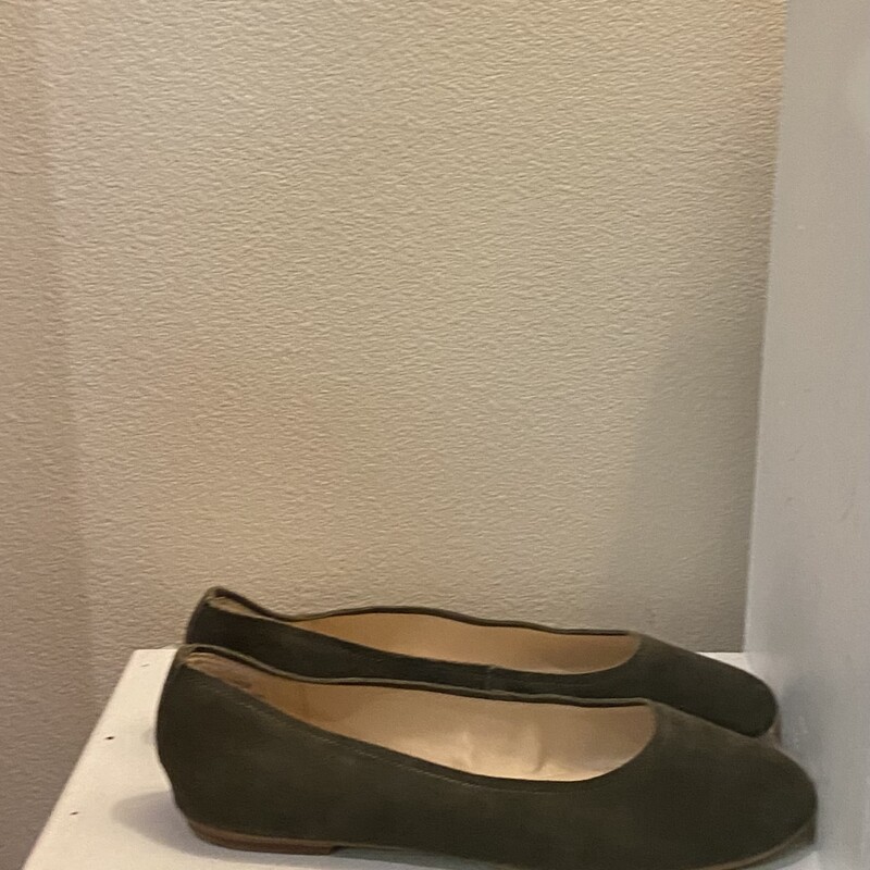 EUC Gn Suede Flat<br />
Green<br />
Size: 7.5 R$79