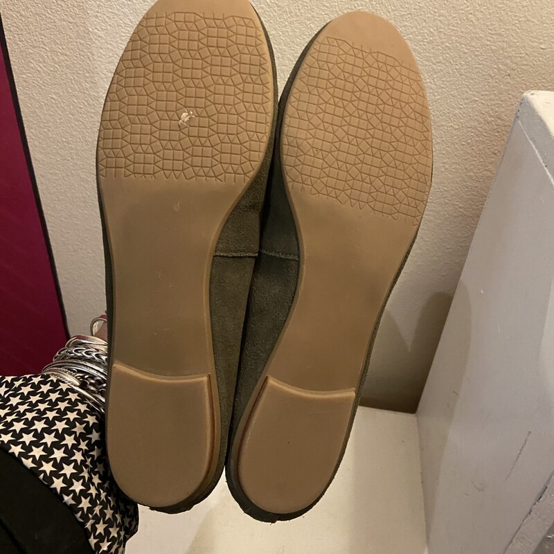 EUC Gn Suede Flat<br />
Green<br />
Size: 7.5 R$79