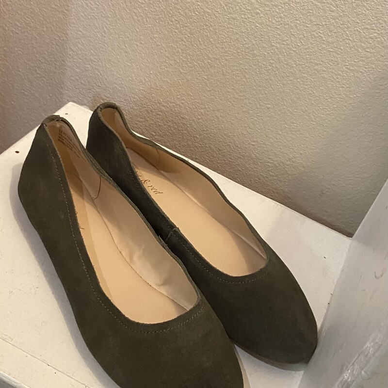 EUC Gn Suede Flat<br />
Green<br />
Size: 7.5 R$79
