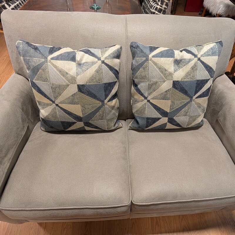 Flexsteel Digby Loveseat, Taupe, Pillows
54 x 34 x 35h