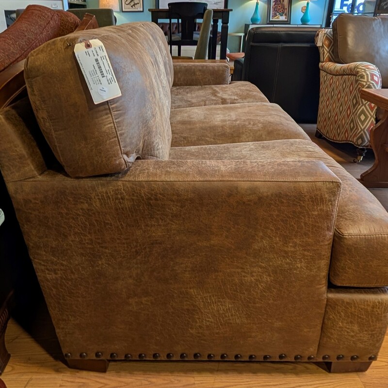 Mayo Palance Leather, Brown Studs<br />
91 x 42 x 37h