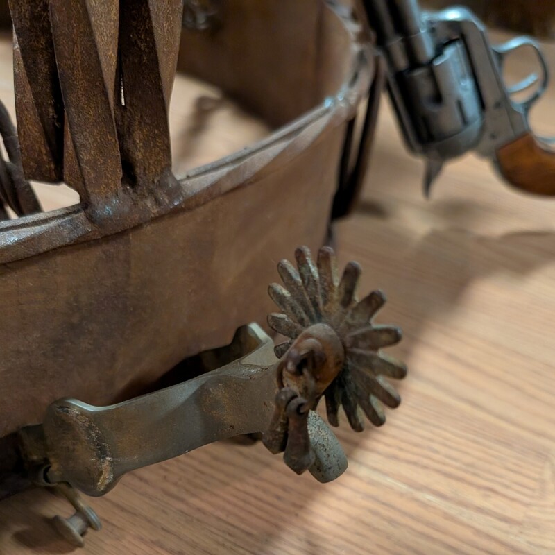 Chandelier Western Guns, Spurs, 4 Lights<br />
39w x 20h