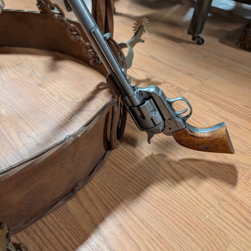 Chandelier Western Guns, Spurs, 4 Lights<br />
39w x 20h