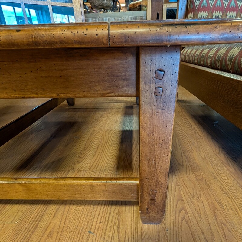 Ridged Top Coffee, Light Stain<br />
50 x 30 x 17h