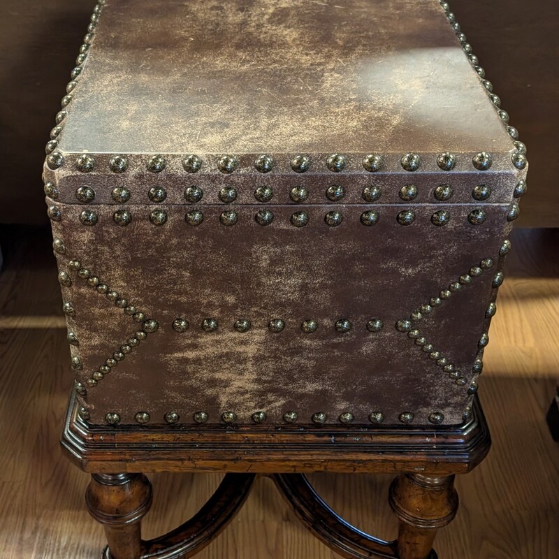 Lexington Studded Side, Casters, 2 Drawer<br />
24 x 16 x 26h