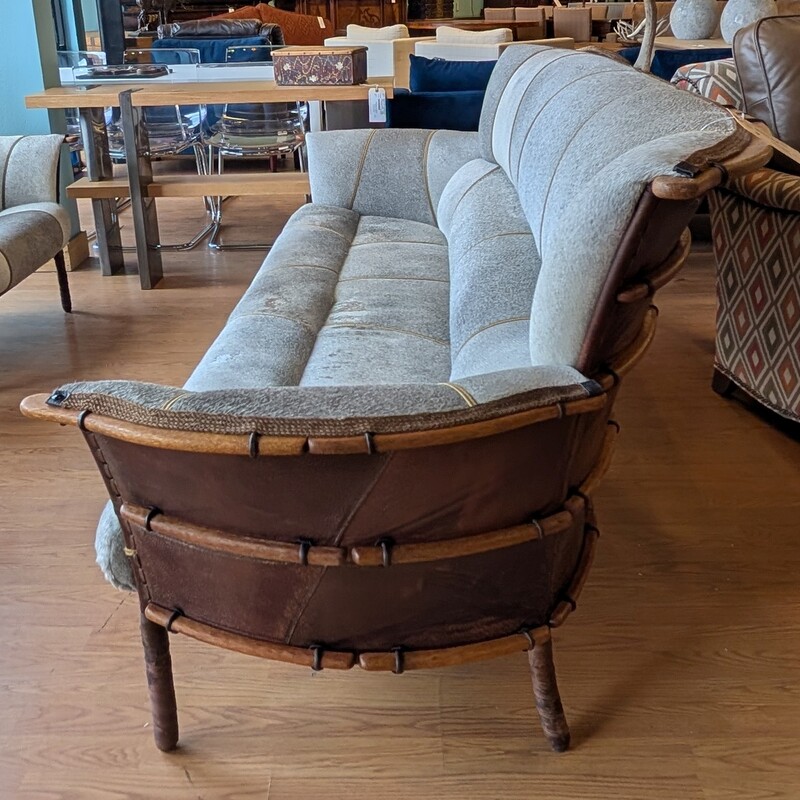 Pacific Green Navajo Hide, Brindle, Palmwood<br />
90 x 36 x 35h