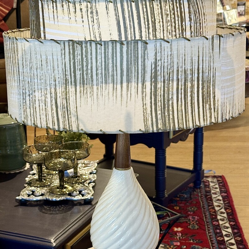 Lamp Table MCM 2-Tiered shade
Size: 25