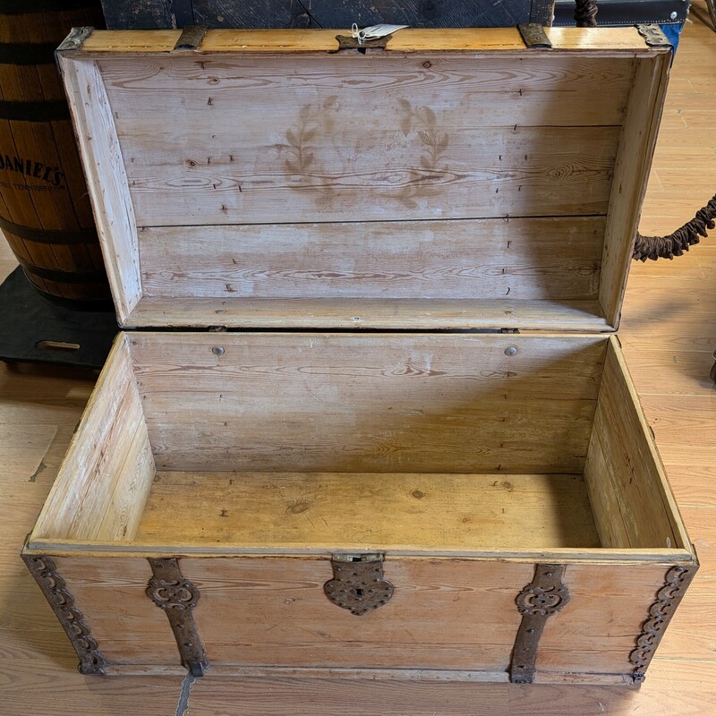 Vintage Treasure Steamer, Wood, Metal<br />
42 x 23 x 24h