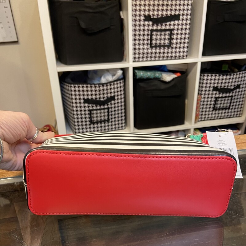 NWT Extra Spicy Purse<br />
Bk/R/W<br />
Size: R $249
