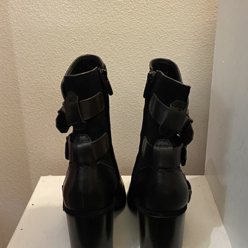 Blk Lther Suede Boot<br />
Black<br />
Size: 7.5 R$94
