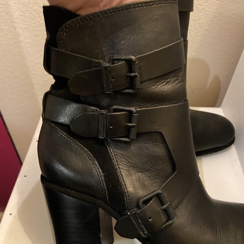 Blk Lther Suede Boot<br />
Black<br />
Size: 7.5 R$94