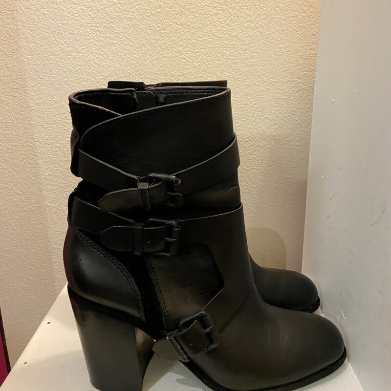 Blk Lther Suede Boot<br />
Black<br />
Size: 7.5 R$94