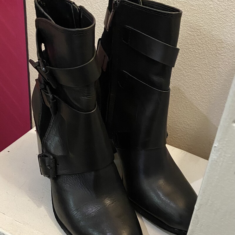 Blk Lther Suede Boot<br />
Black<br />
Size: 7.5 R$94