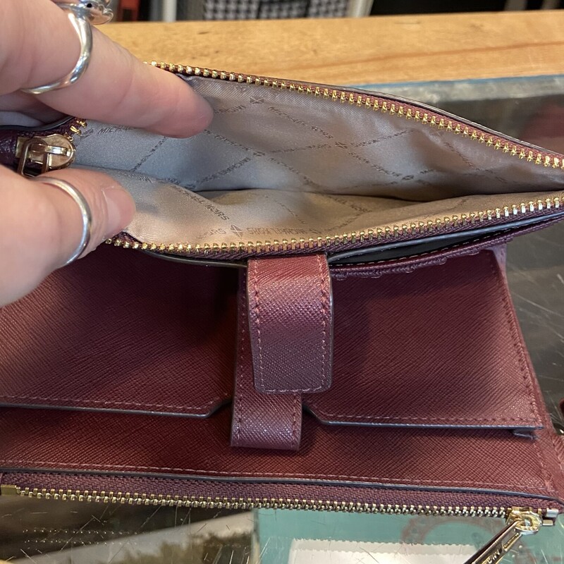 Burg Lther Wristlet
Burgandy
Size: R $179