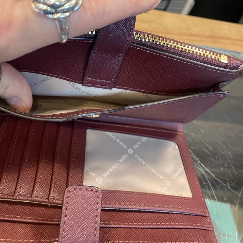 Burg Lther Wristlet
Burgandy
Size: R $179