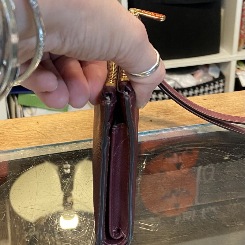 Burg Lther Wristlet<br />
Burgandy<br />
Size: R $179