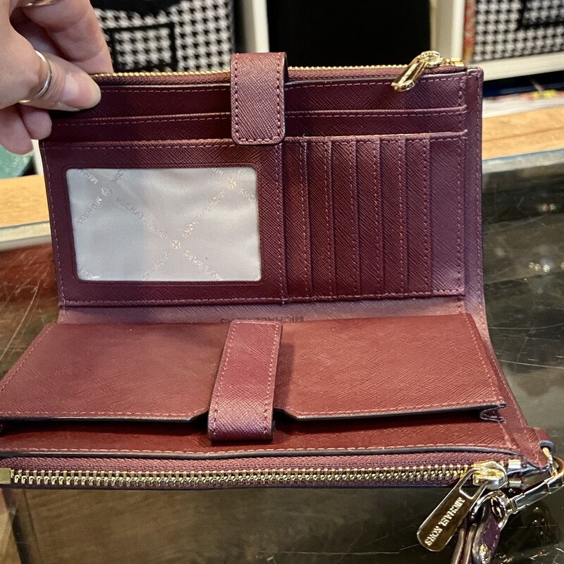 Burg Lther Wristlet<br />
Burgandy<br />
Size: R $179