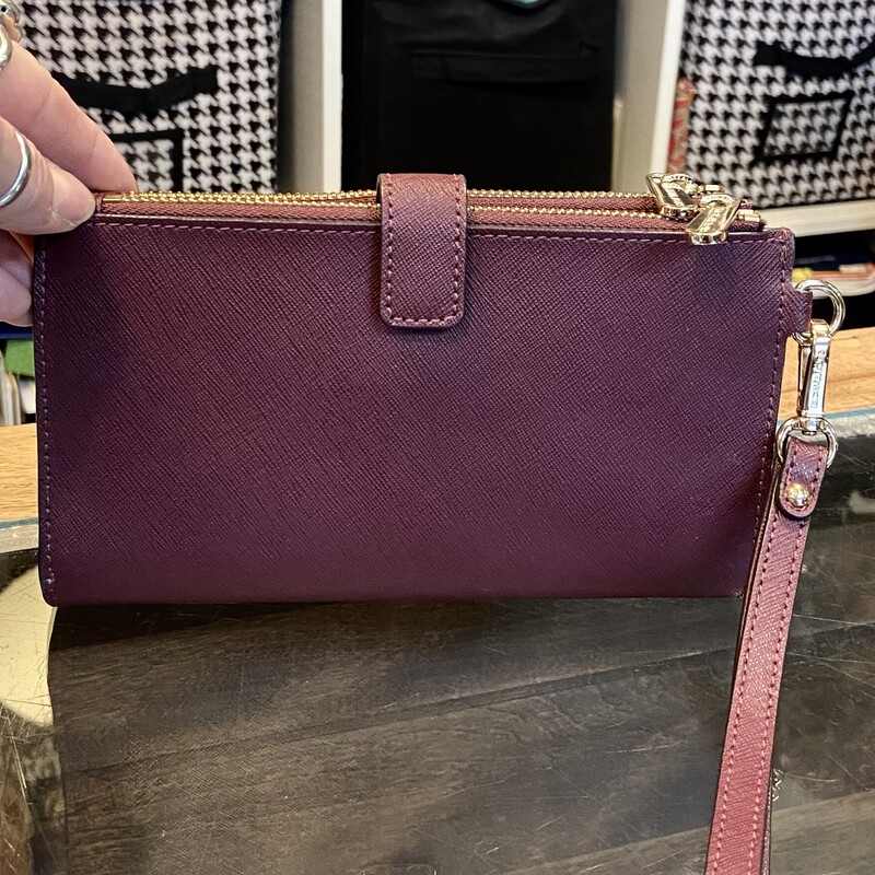 Burg Lther Wristlet
Burgandy
Size: R $179