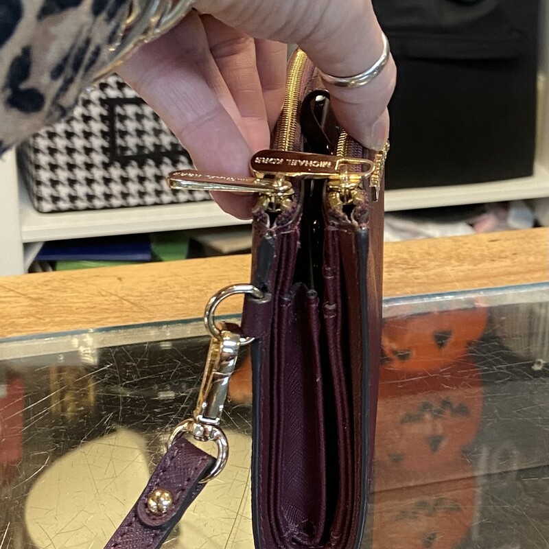 Burg Lther Wristlet<br />
Burgandy<br />
Size: R $179