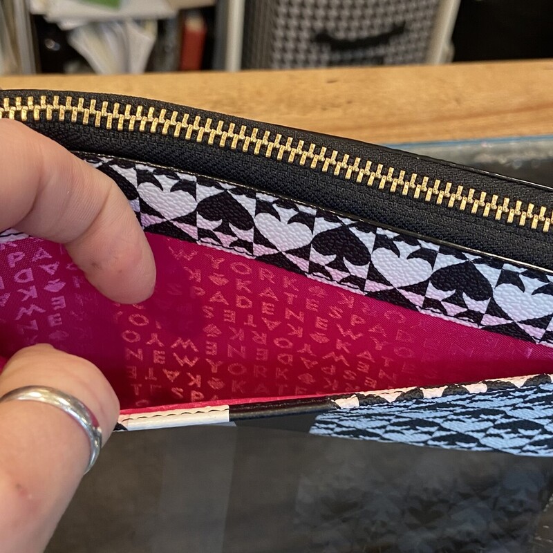 B/W Spade Lher Wallet<br />
Bk/W<br />
Size: R $179