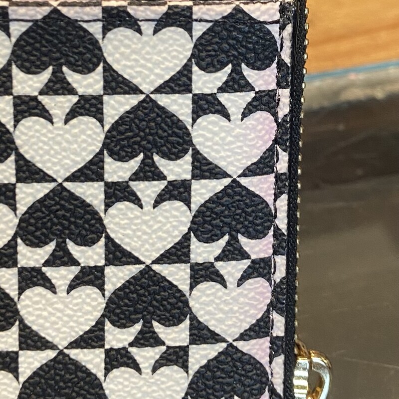 B/W Spade Lher Wallet<br />
Bk/W<br />
Size: R $179