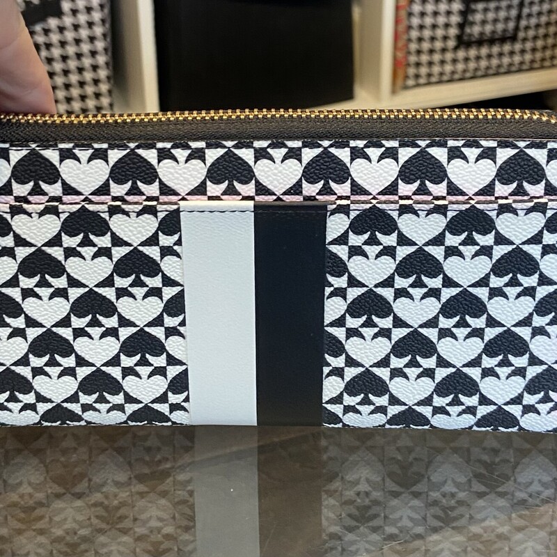 B/W Spade Lher Wallet<br />
Bk/W<br />
Size: R $179