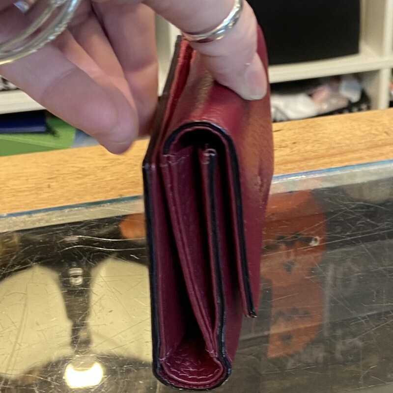 NWT Mar Lther Wallet<br />
Maroon<br />
Size: R $98