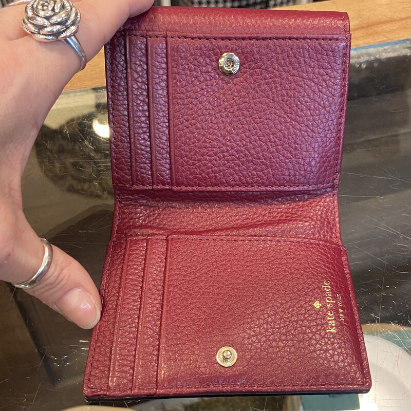 NWT Mar Lther Wallet<br />
Maroon<br />
Size: R $98