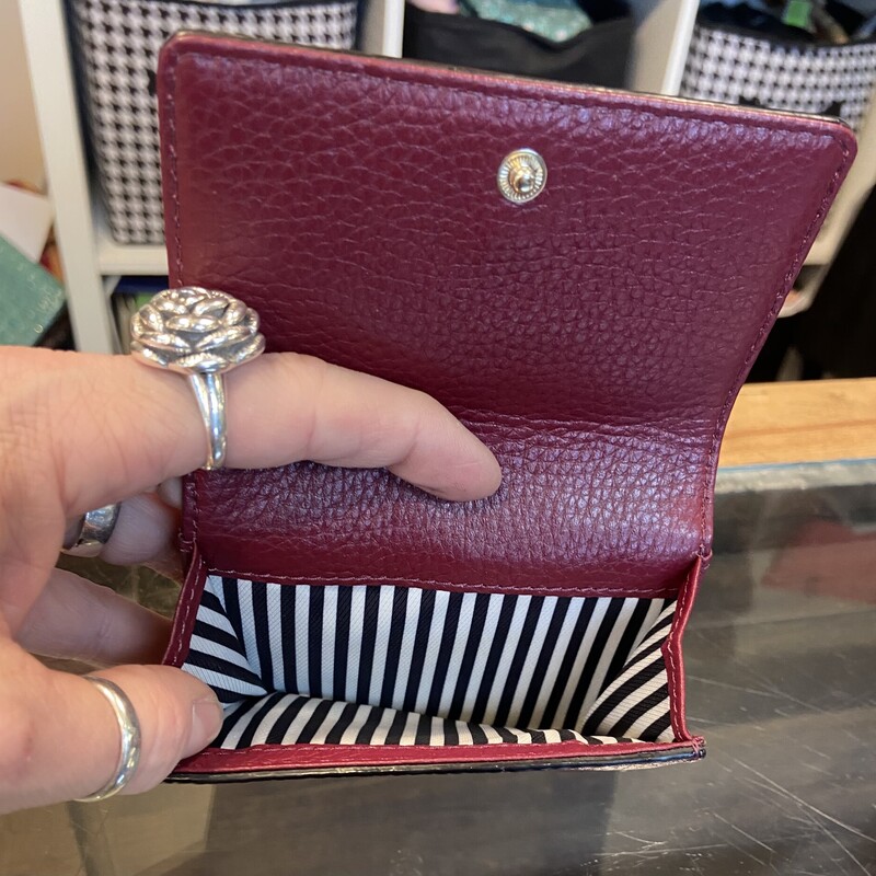NWT Mar Lther Wallet<br />
Maroon<br />
Size: R $98