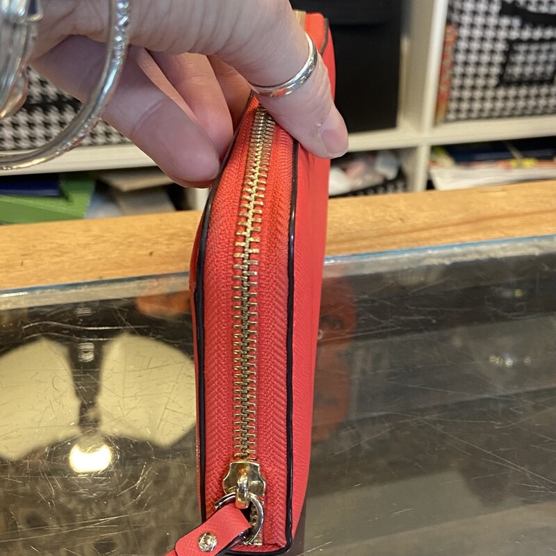 EUC Coral Zip Wallet<br />
Coral<br />
Size: R $198