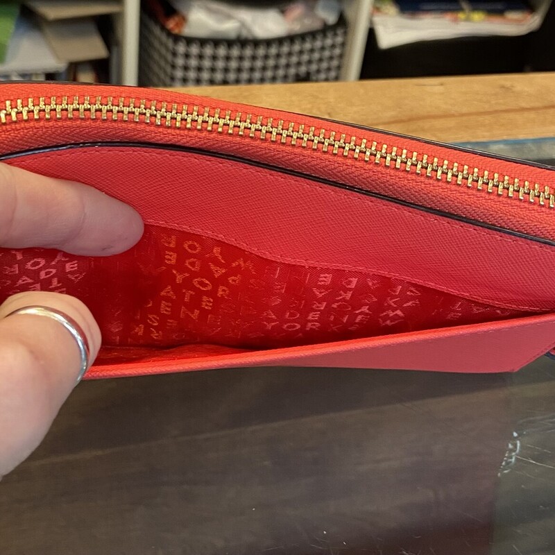 EUC Coral Zip Wallet<br />
Coral<br />
Size: R $198
