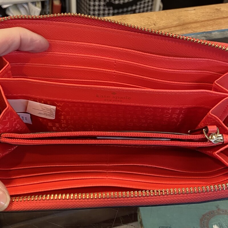 EUC Coral Zip Wallet
Coral
Size: R $198