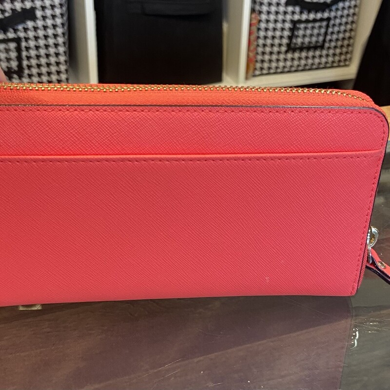 EUC Coral Zip Wallet
Coral
Size: R $198