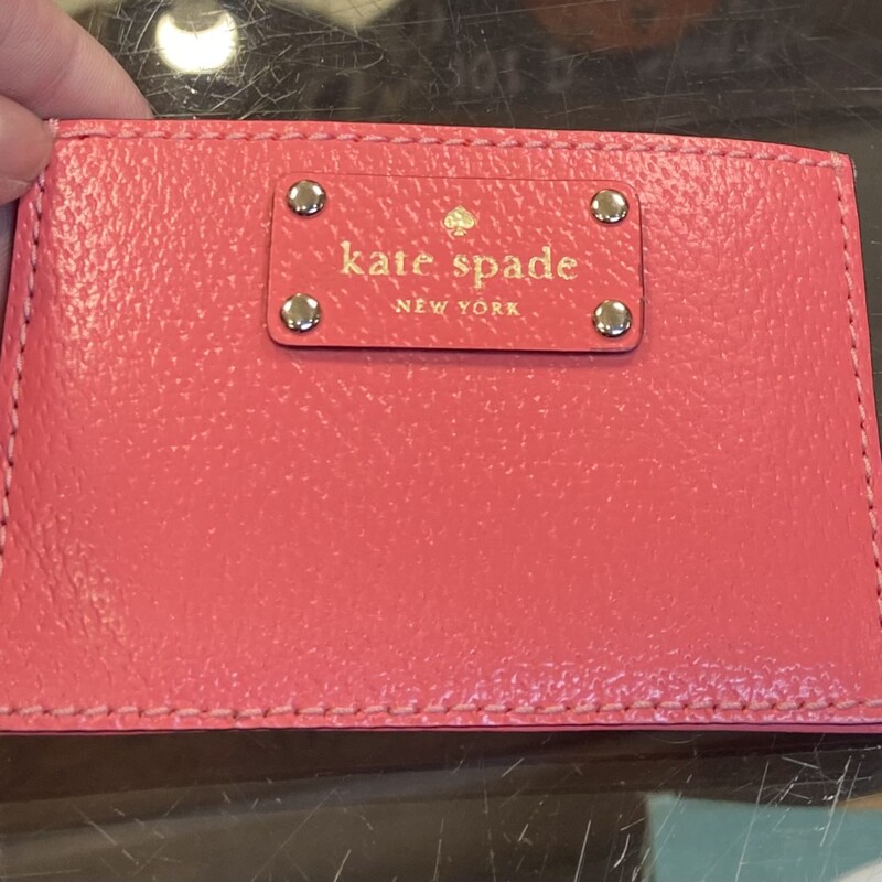 Coral Lther Id Case<br />
Coral<br />
Size: R $83