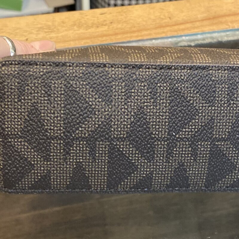 EUC B/G Lther Zip Pouch<br />
Brown/G<br />
Size: R $88