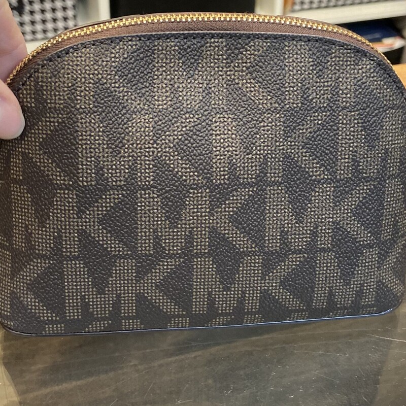 EUC B/G Lther Zip Pouch
Brown/G
Size: R $88