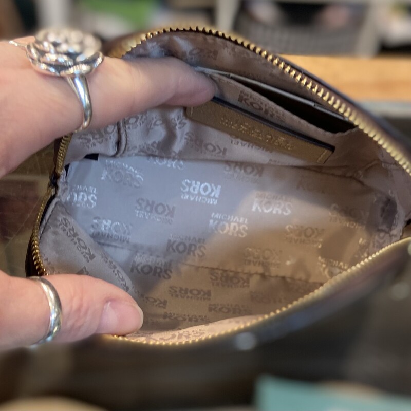 EUC B/G Lther Zip Pouch<br />
Brown/G<br />
Size: R $88