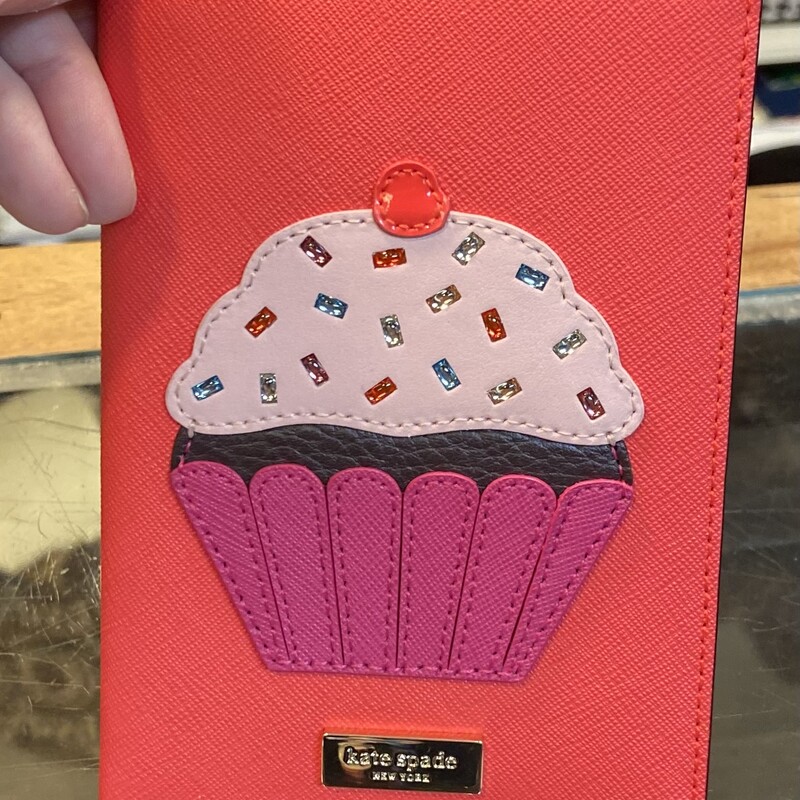 NWT Cral Cupcake Passport
Coral
Size: R $79