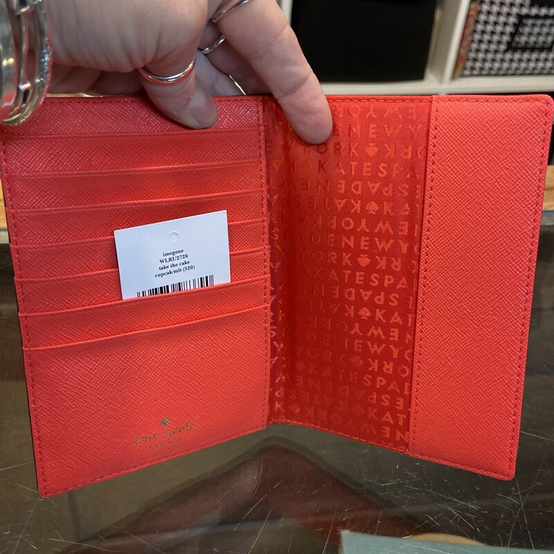 NWT Cral Cupcake Passport
Coral
Size: R $79
