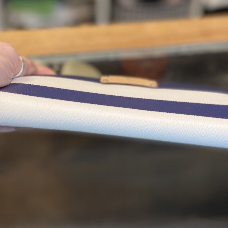 NEW Nvy/W Stripe Wallet<br />
Nvy/W<br />
Size: R $179